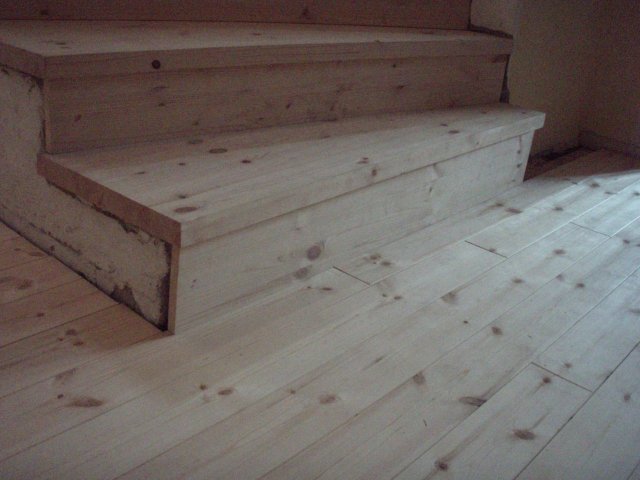 Masivní obložení schodiště s podschodnicemi_2