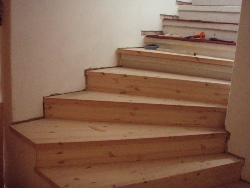 Masivní obložení schodiště s podschodnicemi_4